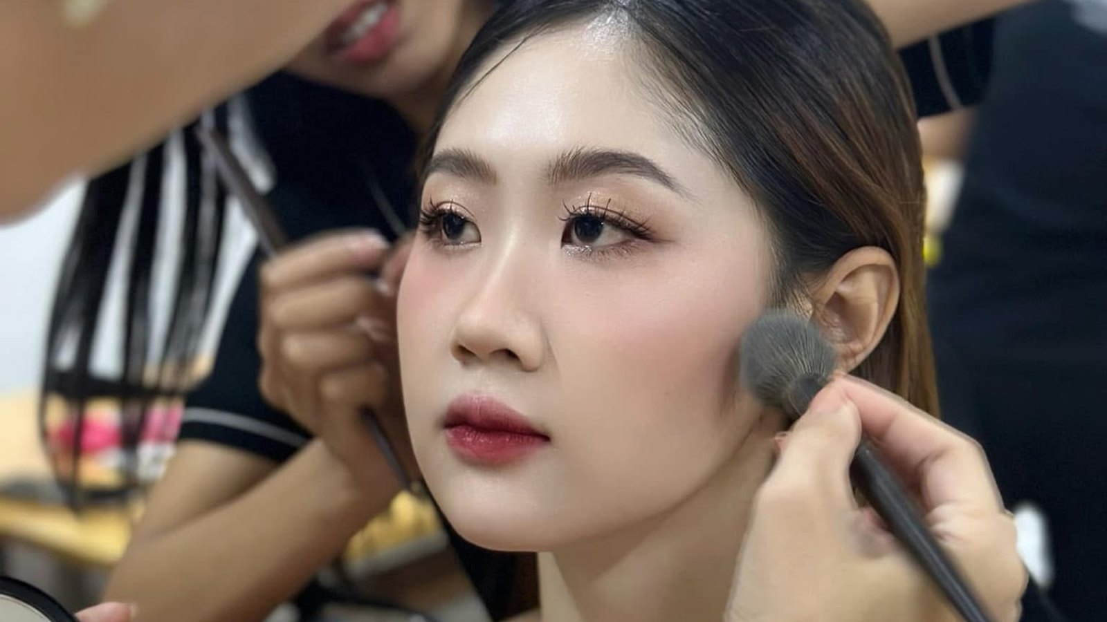 Gương mặt xỉn sau khi trang điểm là do chọn sai tông, không do da xấu