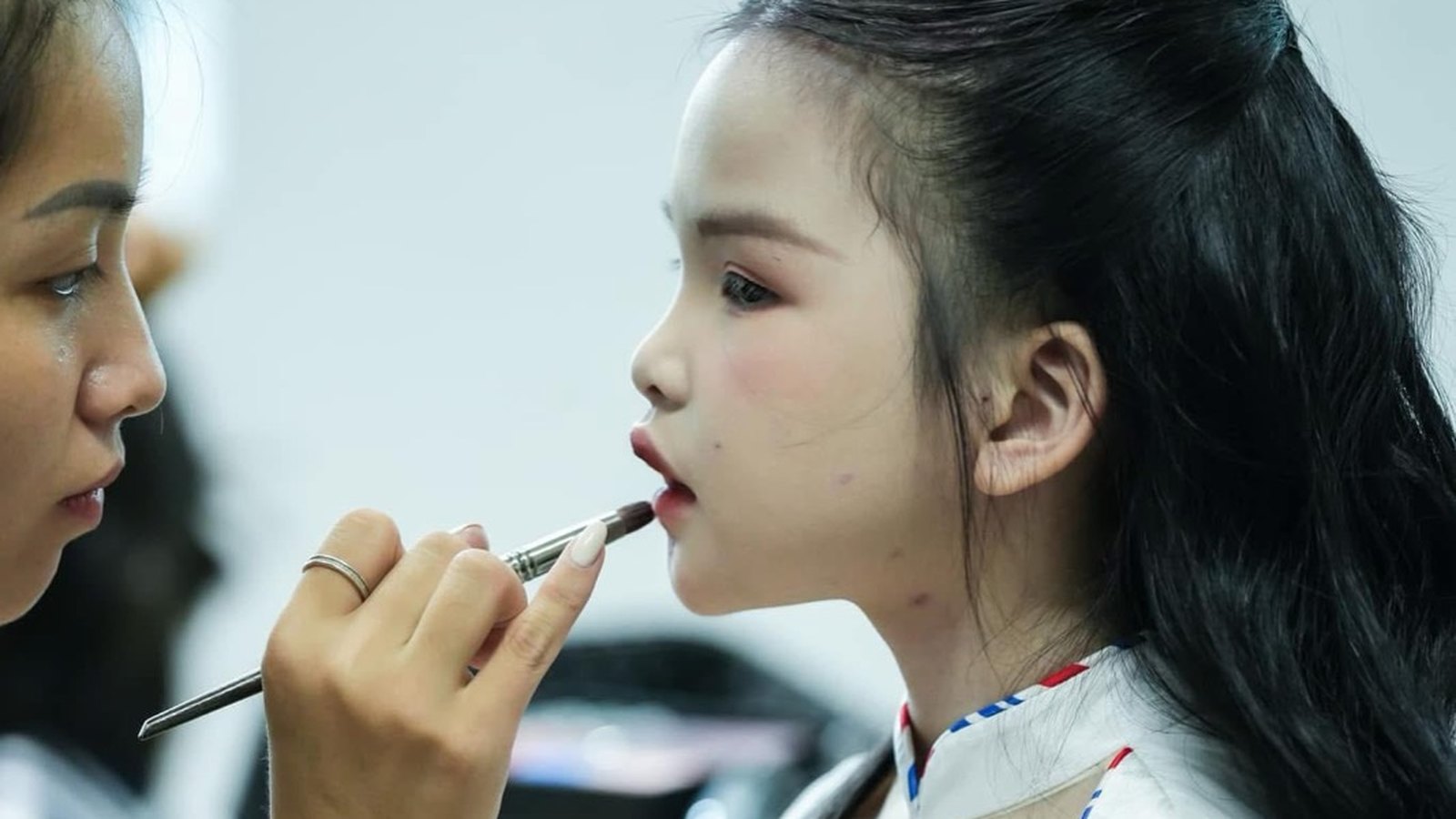 Với da dầu, kiềm dầu bắt đầu ở bước dưỡng chứ không ở bước phấn
