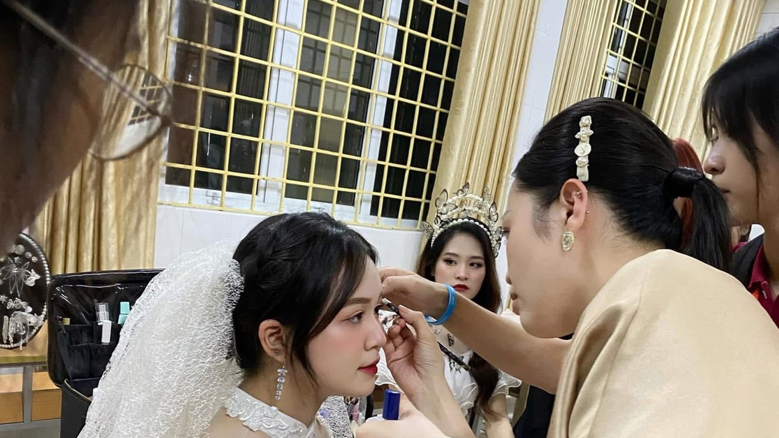 Nghề này cần kỹ năng đọc khách ngang với kỹ năng cầm cọ