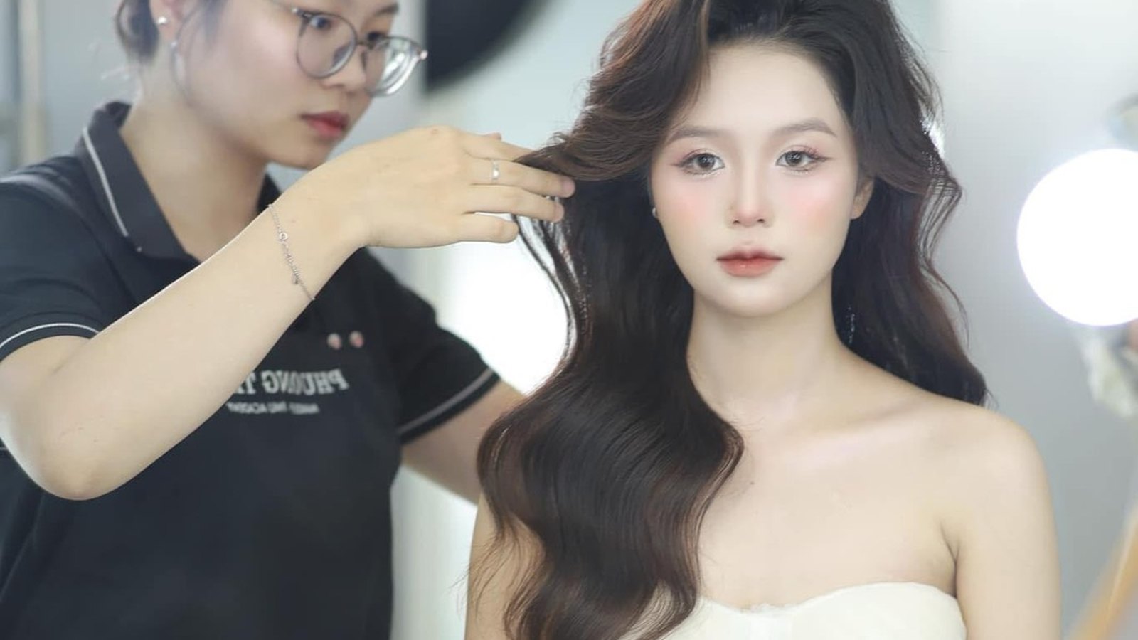 Makeup làm bạn già đi ở ba chỗ, và không chỗ nào là lớp nền