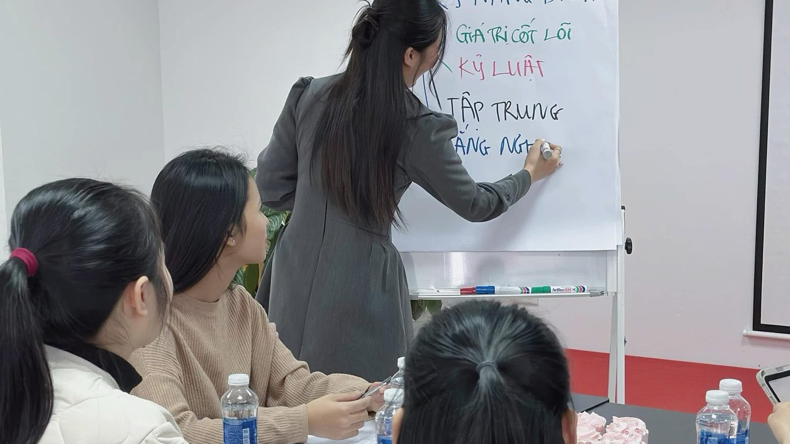 Nền mỏng đẹp nhờ che cục bộ, không nhờ dùng ít kem nền hơn