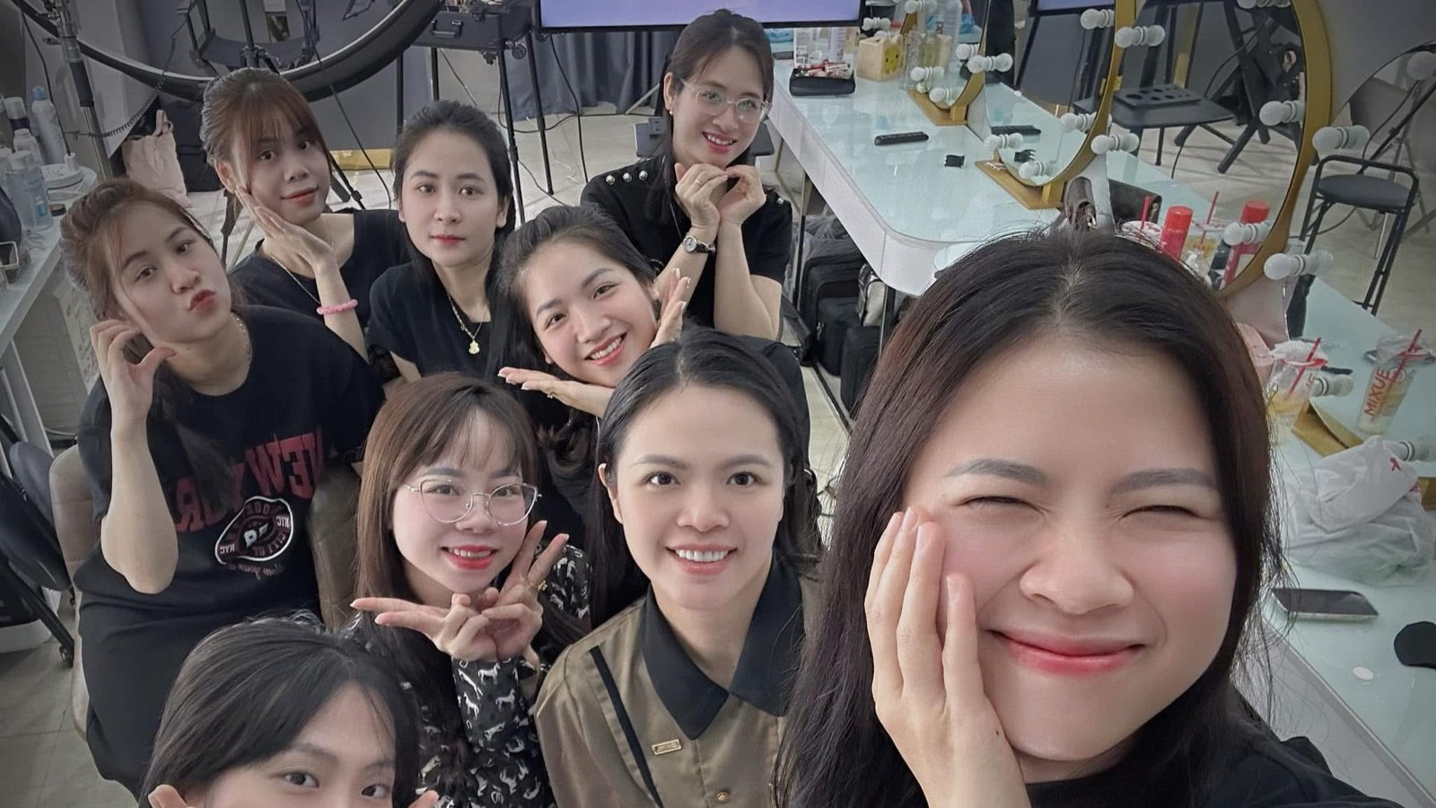 Trang điểm hằng ngày là việc của tâm lý, không phải của thẩm mỹ
