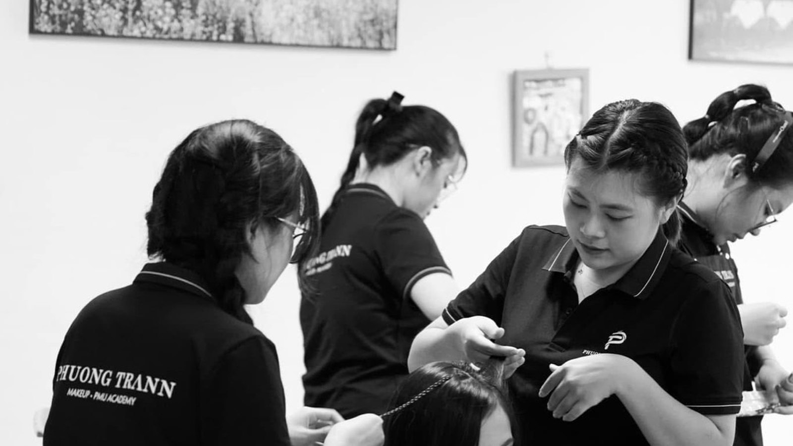 Vị trí đặt má hồng quyết định tuổi gương mặt nhiều hơn màu má