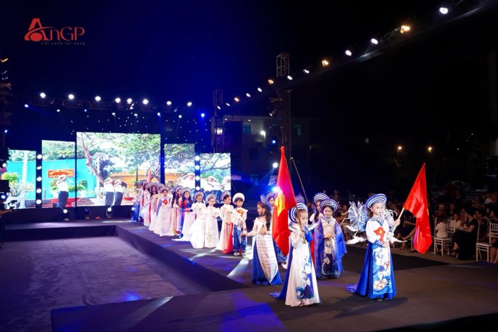 Sân khấu rực rỡ đêm diễn