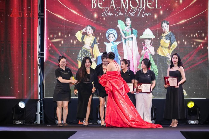 Sân khấu Be A Model — Bản Sắc Việt Nam
