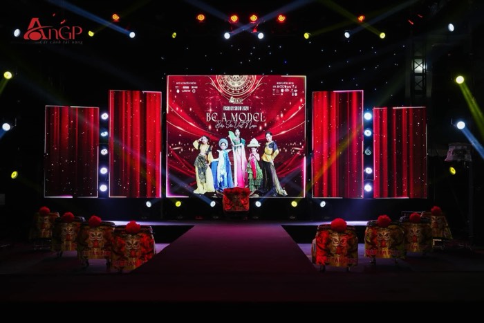 Toàn cảnh sàn diễn