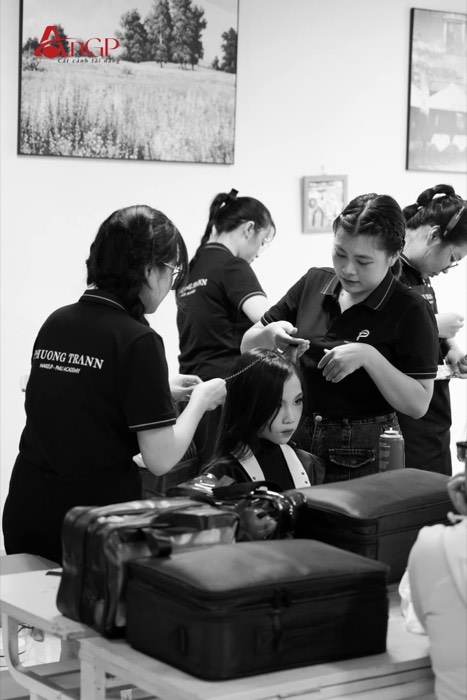 Ê-kíp trang điểm làm việc trong hậu trường