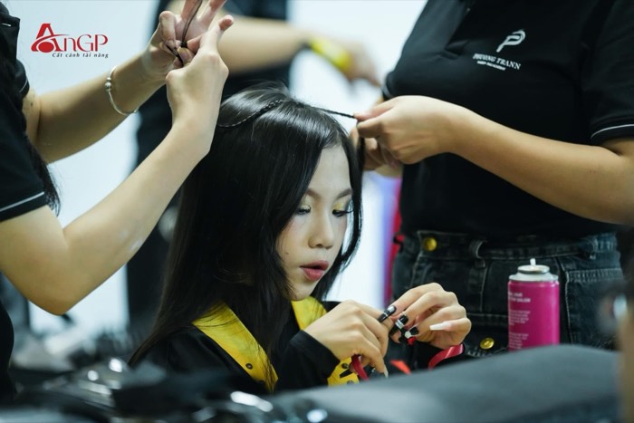 Hoàn thiện tóc cho thí sinh