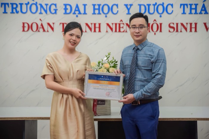 Nhận chứng nhận đồng hành cùng nhà trường