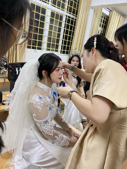 Gắn phụ kiện tóc trước giờ thi