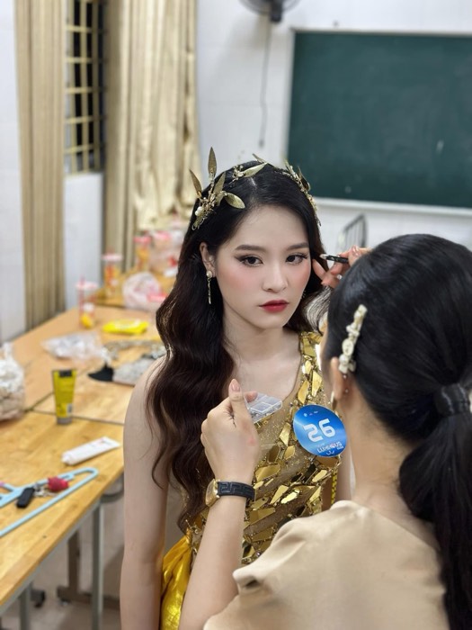 Thí sinh trong trang phục dạ hội