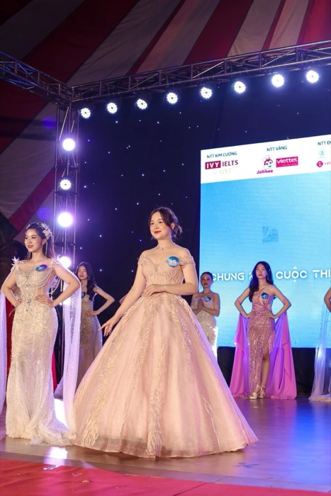 Thí sinh trên sàn diễn