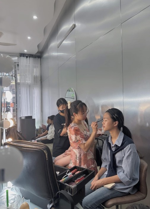 Kèm học viên trong giờ thực hành