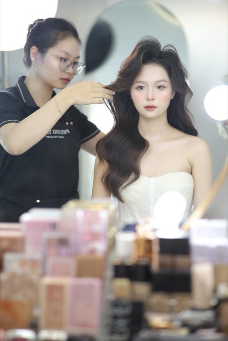 Hoàn thiện kiểu tóc cho người mẫu