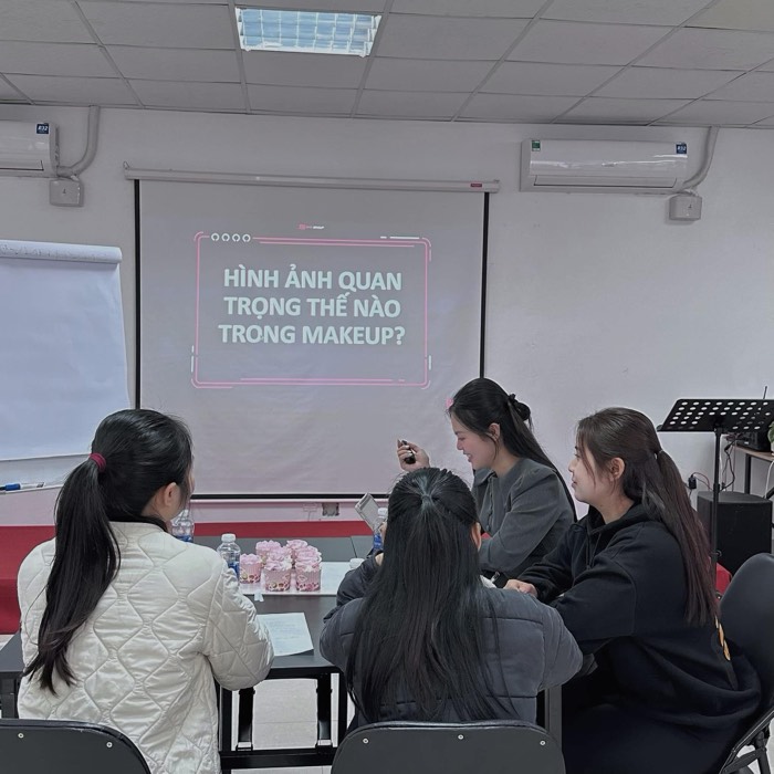 Giờ lý thuyết trên bảng