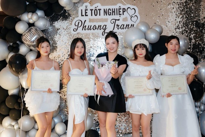 Nhận chứng nhận cùng hoa chúc mừng