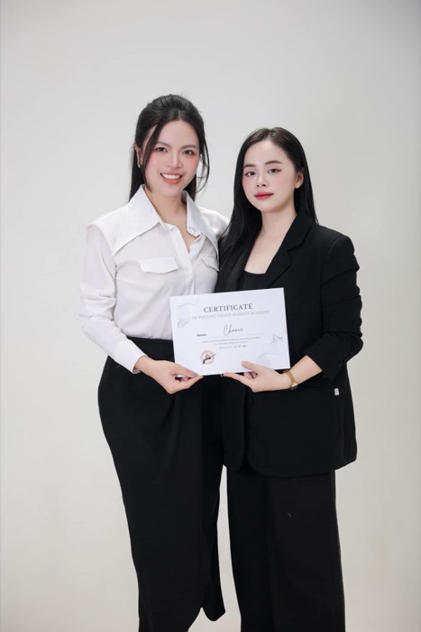 Trao chứng nhận cho học viên