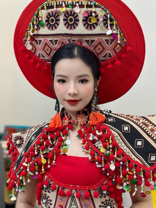 Tạo hình với nón truyền thống