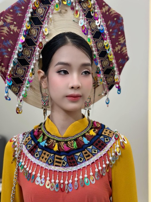 Tạo hình với mũ và trang sức bạc