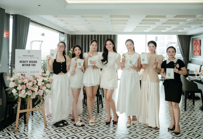 Học viên chụp cùng bảng chương trình