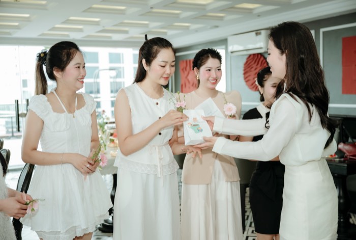Trao quà lưu niệm cuối buổi