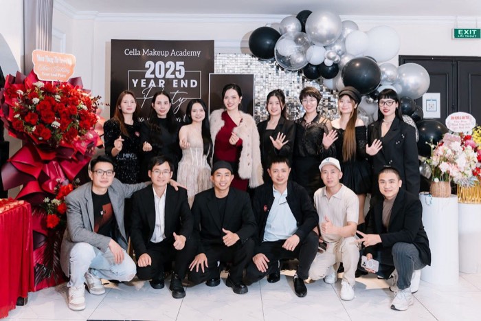 Ảnh tập thể trước phông 2025 Year End Party