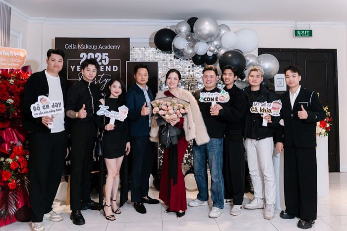 Khách mời cùng chúc mừng