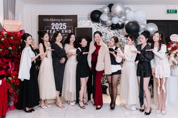 Các học viên chụp ảnh lưu niệm