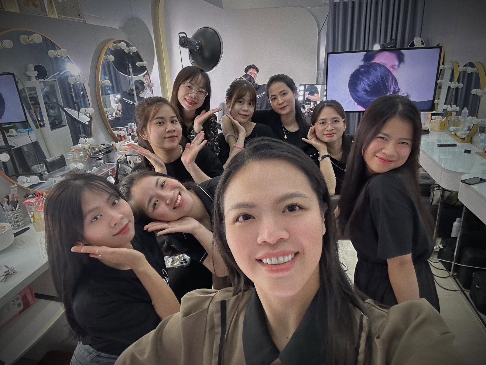 Đội ngũ Cella Makeup Academy tại studio Thái Bình